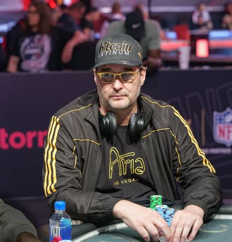 who punched phil hellmuth.